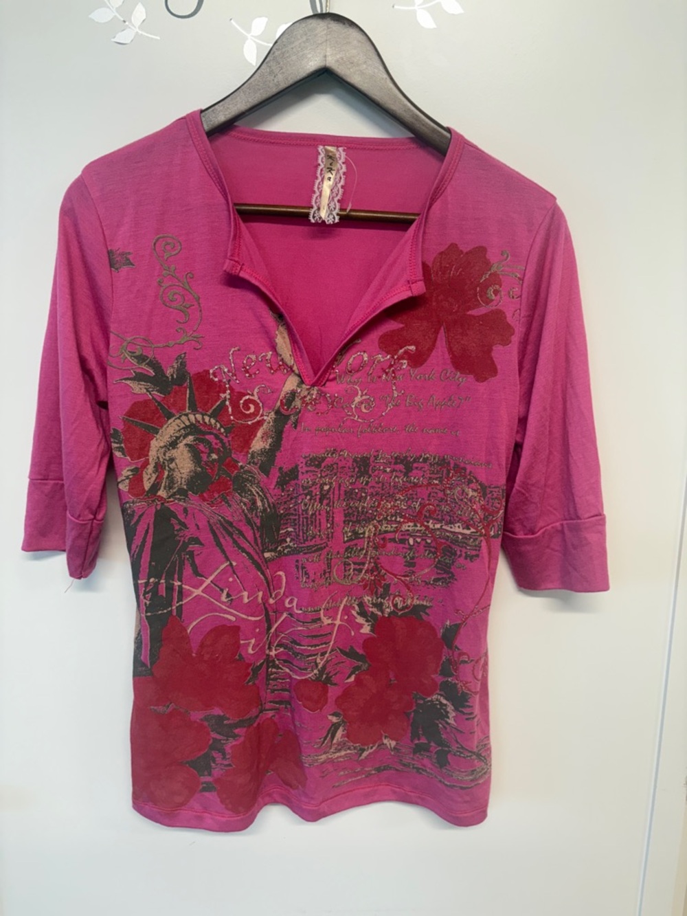 Women's Magenta Graphic V-Notch Short Sleeve Top